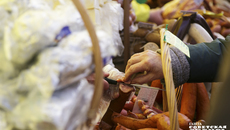 Традиционный зимой и один из самых любимых продуктов сибиряков — сало диетологи не советуют употреблять часто и много. Лучше сделать акцент на супах или, например, рыбе. И не забывать о зелени, наших сибирских овощах и, конечно, травяных чаях. Фото: архив ИД «Советская Сибирь»