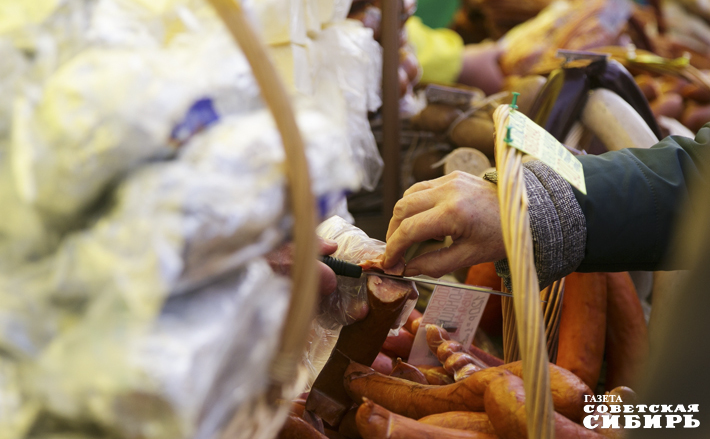 Традиционный зимой и один из самых любимых продуктов сибиряков — сало диетологи не советуют употреблять часто и много. Лучше сделать акцент на супах или, например, рыбе. И не забывать о зелени, наших сибирских овощах и, конечно, травяных чаях. Фото: архив ИД «Советская Сибирь»