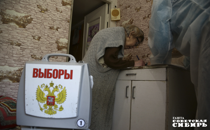 Голосование на дому для пожилых и маломобильных избирателей — удобный и безопасный способ проголосовать, если гражданин не уверен в том, что справится с системой электронного сервиса, хотя, как показали выборы прошлого года, это довольно просто. Главное, чтобы оператор мобильной связи не подводил со скоростью обслуживания абонента. Фото: архив ИД «Советская Сибирь»