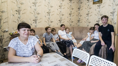 На кухне у семьи Мацепуро просторно, светло и уютно. Главное, сегодня не все дети дома, поэтому и на угловом диванчике с трудом, но все поместились.
Фото: Андрей Заржецкий