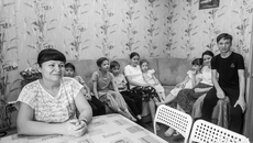 На кухне у семьи Мацепуро просторно, светло и уютно. Главное, сегодня не все дети дома, поэтому и на угловом диванчике с трудом, но все поместились.
Фото: Андрей Заржецкий