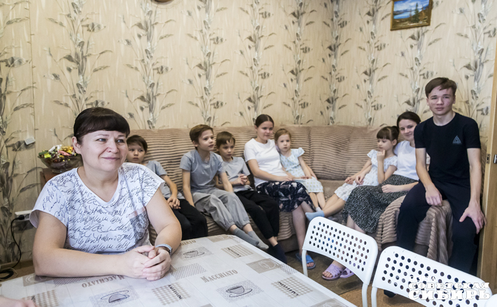 На кухне у семьи Мацепуро просторно, светло и уютно. Главное, сегодня не все дети дома, поэтому и на угловом диванчике с трудом, но все поместились.
Фото: Андрей Заржецкий