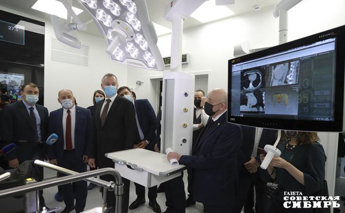 Главврач областной больницы Анатолий Юданов во время открытия перинатального центра рассказал губернатору Андрею Травникову о возможностях нового медучреждения. Фото: архив ИД «Советская Сибирь»