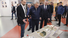 Губернатор Андрей Травников ознакомил московских гостей с научно-технологическим заделом Новосибирского государственного университета в рамках проекта «Сфера», а также с потенциалом предприятий региона. Фото: nso.ru