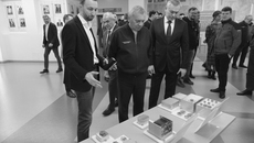 Губернатор Андрей Травников ознакомил московских гостей с научно-технологическим заделом Новосибирского государственного университета в рамках проекта «Сфера», а также с потенциалом предприятий региона. Фото: nso.ru