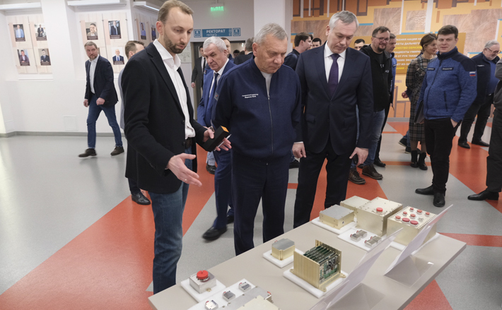 Губернатор Андрей Травников ознакомил московских гостей с научно-технологическим заделом Новосибирского государственного университета в рамках проекта «Сфера», а также с потенциалом предприятий региона. Фото: nso.ru