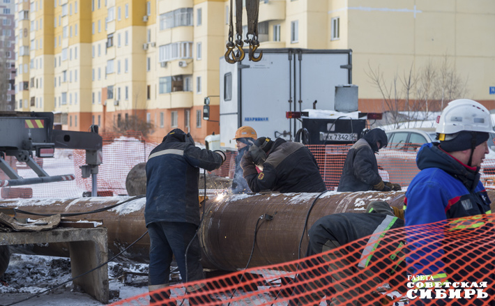 И. о. мэра города Олег Клемешов назвал УК, которые оказались неспособны работать в экстремальных условиях, — это «СПАСДом» и «Домовой» в Кировском районе и «Служба заказчика ЖКХ Ленинского района». «Понятно, что там ветхий жилой фонд и действительно есть объективные трудности. Но это никак не снимает ответственности с управляющих компаний по обеспечению жителей теплом», — уверен градоначальник. Фото: Андрей Заржецкий