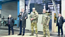 Министр промышленности, торговли и развития предпринимательства Новосибирской области Андрей Гончаров рассказал об организации сбора гуманитарки и оборудования для нужд СВО предприятиями региона в 2023 году. Фото: nso.ru