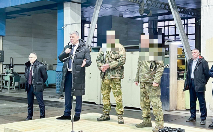 Министр промышленности, торговли и развития предпринимательства Новосибирской области Андрей Гончаров рассказал об организации сбора гуманитарки и оборудования для нужд СВО предприятиями региона в 2023 году. Фото: nso.ru