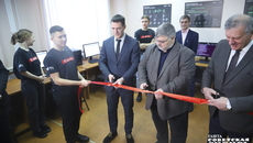 Символическая красная ленточка перерезана — киберполигон для подготовки специалистов по информационной безопасности открыт. Здесь будут учить «белых хакеров», аналитиков и специалистов быстрого компьютерного реагирования. Фото: Андрей Заржецкий