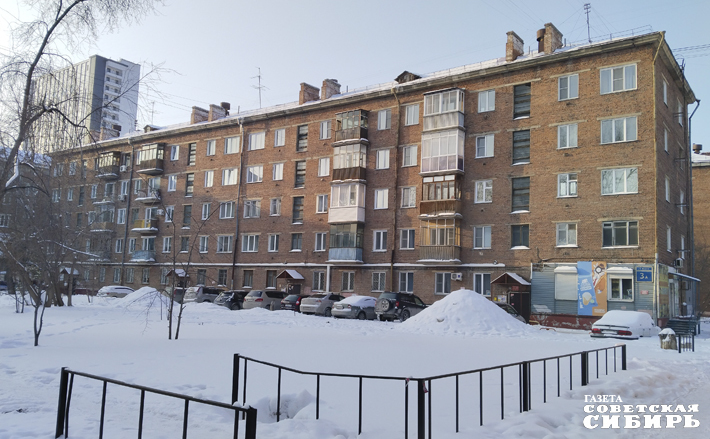 Бывает, поясняют в СГК, когда повреждение теплосети требует внепланового ограничения подачи ресурса. В этом случае энергетики передают УК информацию о предполагаемой продолжительности отключения. «Управляшкам» важно оперативно отреагировать и принять меры по защите внутренних систем дома от размораживания в период низких температур. Неспособность УК выполнять эти вещи ведет к безобразным ситуациям.
Фото: Алёна КОВРОВА