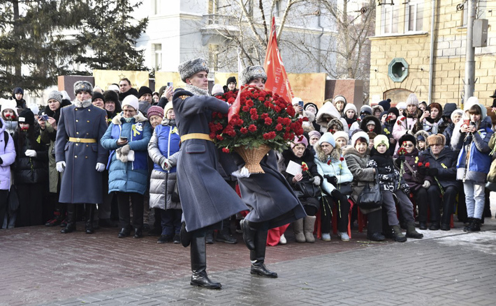 На торжественном митинге, который традиционно прошел на Аллее блокадников в Новосибирске, к памятной стеле были возложены цветы, в том числе от правительства Новосибирской области. Фото: nso.ru