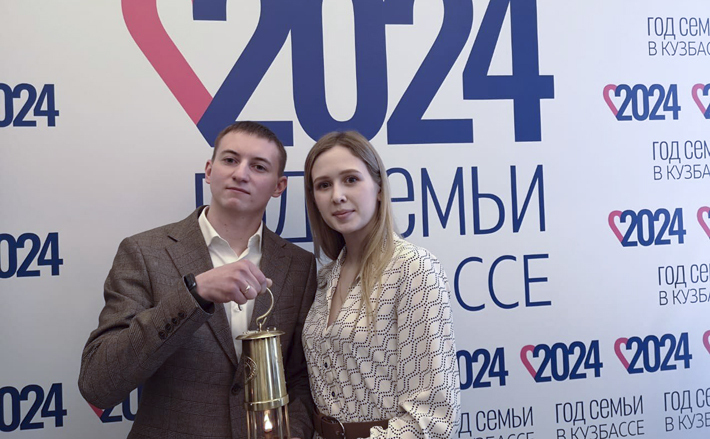Год семьи в Новосибирской области стартовал после того, как молодая семья Юндт доставила в регион капсулу с огнем из символического очага «Сердце России». Фото: nso.ru