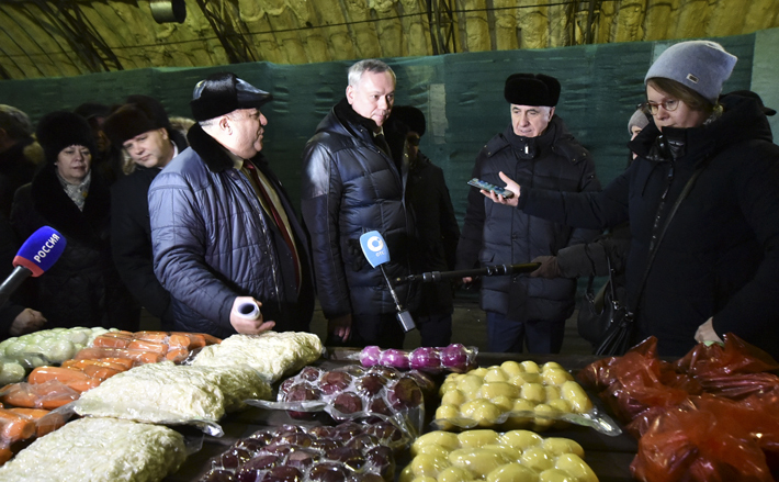 Предприятия Ордынского района в минувшем году показали высокую эффективность. Например, овощеводческое хозяйство «Дары Ордынска» ежегодно прирастает по объемам урожая, что требует и увеличения возможностей хранения. В прошлом году предприятие уже построило овощехранилище на 15 тысяч тонн, сейчас возводятся дополнительные складские мощности. А в этом году в хозяйстве появилась и возможность использовать вакуумную упаковку. Это еще один пример эффективности мер господдержки в регионе. Фото: Сергей Пермин