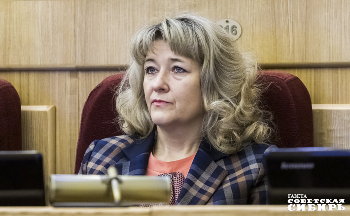 Елена Зерняева: «Я хочу поблагодарить всех за поддержку и оказанное мне высокое доверие. Постараюсь его оправдать. Надеюсь, что в этом мне поможет мой опыт работы и тот фундамент, который заложила Нина Николаевна Шалабаева». Фото: Андрей Заржецкий