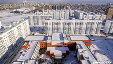 Та самая школа № 215 на Чистой Слободе, где младшим школьникам предложили учиться в три смены. Фото: Андрей Заржецкий