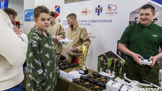 На 50 выставочных площадках первого форума военно-патриотических клубов «Сибирь — территория мужества» были представлены все направления их работы: спорт, краеведение, создание беспилотников и так далее. Фото: Андрей Заржецкий