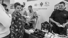 На 50 выставочных площадках первого форума военно-патриотических клубов «Сибирь — территория мужества» были представлены все направления их работы: спорт, краеведение, создание беспилотников и так далее. Фото: Андрей Заржецкий