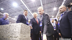 Замминистра строительства и ЖКХ РФ Сергей Музыченко вместе с губернатором Андреем Травниковым оценили продукцию отечественной стройотрасли. Представитель федерального ведомства отметил значимость проведения форума-выставки: «За три года «Сибирская строительная неделя» по масштабам превратилась в одно из самых значимых мероприятий для строительной отрасли нашей страны, проводимых ежегодно». Фото: Андрей Заржецкий