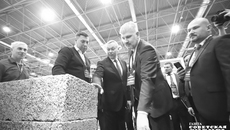 Замминистра строительства и ЖКХ РФ Сергей Музыченко вместе с губернатором Андреем Травниковым оценили продукцию отечественной стройотрасли. Представитель федерального ведомства отметил значимость проведения форума-выставки: «За три года «Сибирская строительная неделя» по масштабам превратилась в одно из самых значимых мероприятий для строительной отрасли нашей страны, проводимых ежегодно». Фото: Андрей Заржецкий