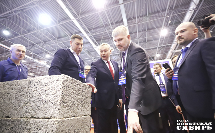Замминистра строительства и ЖКХ РФ Сергей Музыченко вместе с губернатором Андреем Травниковым оценили продукцию отечественной стройотрасли. Представитель федерального ведомства отметил значимость проведения форума-выставки: «За три года «Сибирская строительная неделя» по масштабам превратилась в одно из самых значимых мероприятий для строительной отрасли нашей страны, проводимых ежегодно». Фото: Андрей Заржецкий