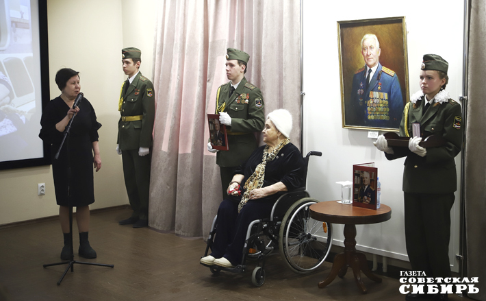 Церемония передачи награды состоялась в актовом зале Сибирской мемориальной картинной галереи. Фото: Андрей Заржецкий