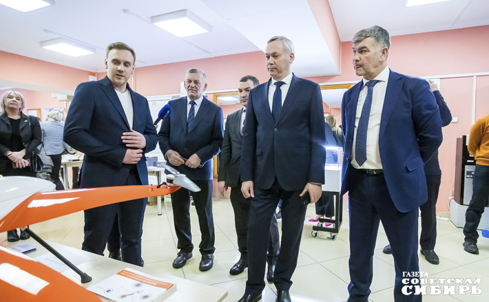 Вадим Яковлев, проектный менеджер компании «Оптиплейн аэродинамика», демонстрирует беспилотный винтокрыл для нужд и задач промышленности разных сфер — от нефтегазового сектора до сельского хозяйства. «Он выполняет четкие, конкретные задачи — аэрофотосъемку и мониторинг, в том числе для создания карт».
Фото: Андрей Заржецкий