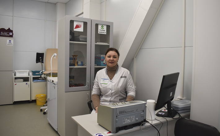 Фельдшер Елена Соколова готова принимать пациентов. Фото: nsr.nso.ru
