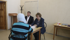 На приеме у министра: Елена Бахарева лично проконсультировала жителей Тогучинского района, и в город для этого ехать не пришлось. Фото: nso.ru