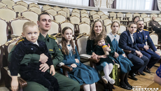 Супруги из Бердска Лариса Летунова и Борис Монаенков признаются, что страшно было решиться на второго ребенка. Сейчас у них шестеро детей. Фото: Андрей Заржецкий