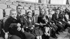 Супруги из Бердска Лариса Летунова и Борис Монаенков признаются, что страшно было решиться на второго ребенка. Сейчас у них шестеро детей. Фото: Андрей Заржецкий