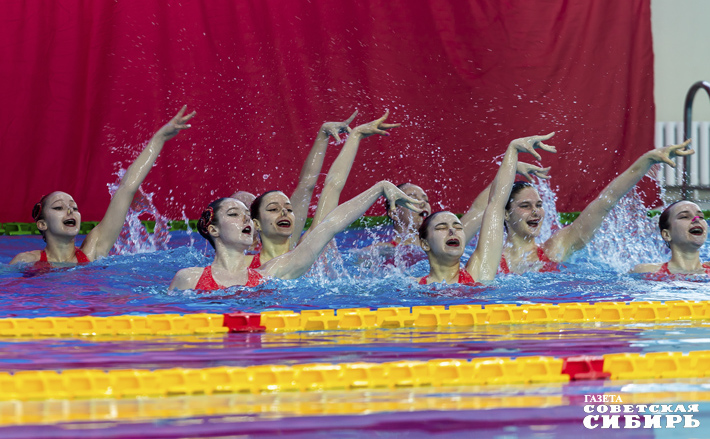 Во время церемонии открытия прошла эстафета поколений среди ведущих спортсменов-пловцов региона, выступление синхронисток и показательная тренировка пловцов-подводников. Фото: Андрей Заржецкий