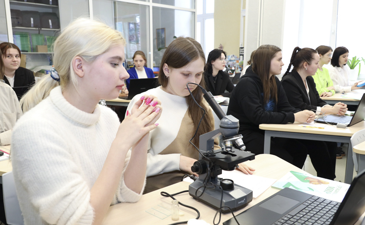 В лаборатории естествознания студенты узнают, как обращаться с компасом, описывать минералы и горные породы, анализировать атмосферные явления и многое другое. Фото: nso.ru