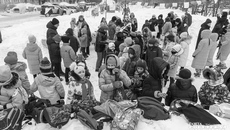 За семь дней Масленицы люди на Руси старались наесться впрок перед Великим постом и повеселиться. Традиционно строили снежные крепости, горки и катки, ходили в гости друг к другу, катались на санях, а также гуляли и пели песни. Во время гуляний совершали различные ритуалы, которые помогали «убить» зиму и привлечь хороший урожай, задобрив весну. Фото: Андрей Заржецкий