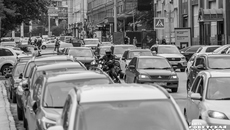 Есть надежда, что искусственный интеллект и цифровой мониторинг ситуации на дорогах позволят не только автомобилям свободно двигаться по городу, но и пешеходам дышать относительно чистым воздухом, не загаженным выхлопными газами. Фото: Андрей Заржецкий