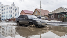 В апреле машины на улицах Новосибирска не ездят, а плавают. Виной тому — плохо работающая ливневая канализация, которая попросту не справляется с потоками талой воды. Так сегодня выглядит улица Забалуева. Фото: Андрей Заржецкий