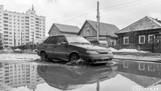В апреле машины на улицах Новосибирска не ездят, а плавают. Виной тому — плохо работающая ливневая канализация, которая попросту не справляется с потоками талой воды. Так сегодня выглядит улица Забалуева. Фото: Андрей Заржецкий