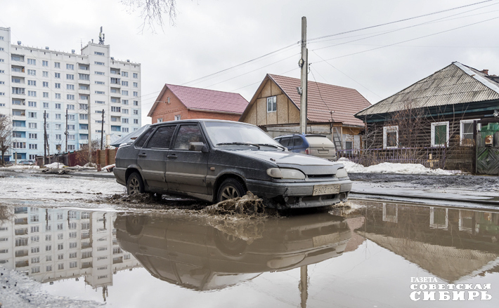 В апреле машины на улицах Новосибирска не ездят, а плавают. Виной тому — плохо работающая ливневая канализация, которая попросту не справляется с потоками талой воды. Так сегодня выглядит улица Забалуе­ва. Фото: Андрей Заржецкий