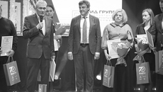 Президент РАТМ Холдинга Эдуард Таран (в центре) наградил ветеранов и сотрудников, внесших наиболее заметный вклад в общий успех. Фото предоставлено пресс-службой РАТМ Холдинга