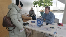 На ярмарке организован консультационный пункт центра занятости. Местные специалисты рассказывают об услугах службы занятости, программах трудоустройства, о функционале и возможностях портала «Работа России». Желающие встать на регистрационный учет в целях поиска подходящей работы могли сделать это прямо на ярмарке. Кроме того, гости могли обратиться за консультацией в ассоциацию «Интеграция».
Фото: Светлана Фролова