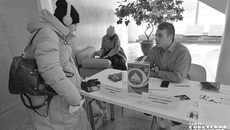 На ярмарке организован консультационный пункт центра занятости. Местные специалисты рассказывают об услугах службы занятости, программах трудоустройства, о функционале и возможностях портала «Работа России». Желающие встать на регистрационный учет в целях поиска подходящей работы могли сделать это прямо на ярмарке. Кроме того, гости могли обратиться за консультацией в ассоциацию «Интеграция».
Фото: Светлана Фролова