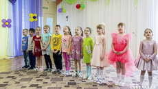 Компания предоставила муниципалитету средства на проведение новогодних праздников. На эти деньги была приобретена ель для местной школы, сформированы 300 детских подарков. Фото: Андрей Заржецкий