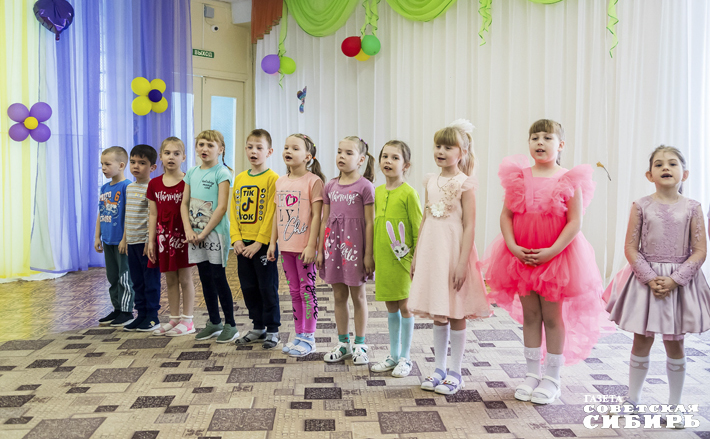 Компания предоставила муниципалитету средства на проведение новогодних праздников. На эти деньги была приобретена ель для местной школы, сформированы 300 детских подарков. Фото: Андрей Заржецкий