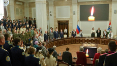 Песню «Бухенвальдский набат», с которой начался областной урок мужества «Непионерские лагеря», присутствующие слушали стоя. Фото: vk.com/video-28915774_456259824