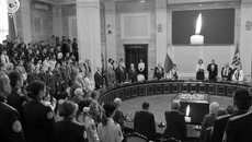 Песню «Бухенвальдский набат», с которой начался областной урок мужества «Непионерские лагеря», присутствующие слушали стоя. Фото: vk.com/video-28915774_456259824