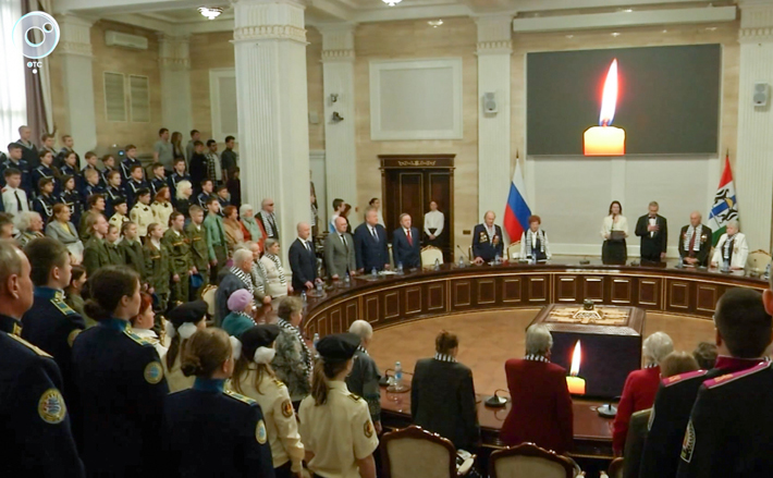 Песню «Бухенвальдский набат», с которой начался областной урок мужества «Непионерские лагеря», присутствующие слушали стоя. Фото: vk.com/video-28915774_456259824