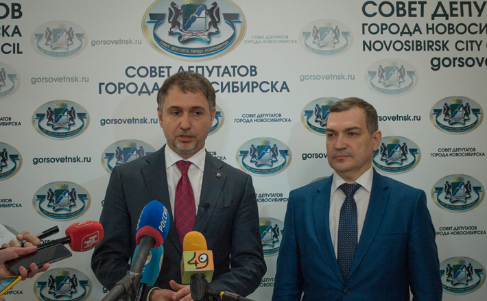 Дмитрий Асанцев, председатель Совета депутатов города Новосибирска (слева): «Перед голосованием мы обозначили кандидату приоритеты с точки зрения развития города. Максим Георгиевич отметил, что готов взаимодействовать со всеми партиями и фракциями в совете депутатов, ориентироваться на принципы и интересы, которые обозначают горожане, помогать вникать во все вопросы, формировать профессиональную команду». Фото: пресс-служба Совета депутатов города Новосибирска