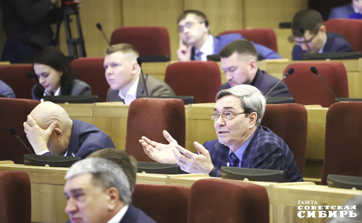 Несмотря на то, что обсуждение первых в нынешнем году поправок, вносимых в главный финансовый документ региона, было достаточно бурным, депутаты Законодательного собрания приняли предлагаемый законопроект единогласно. Фото: Андрей Заржецкий