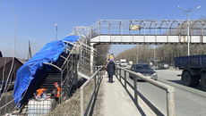 Работы на мостике по Бердскому шоссе ведутся с обеих сторон перехода, но место для передвижения пешеходов есть. И ограждение со стороны дороги не затрудняет проезд машин. Фото: Елизавета Адова