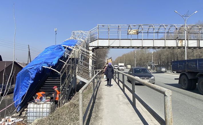 Работы на мостике по Бердскому шоссе ведутся с обеих сторон перехода, но место для передвижения пешеходов есть. И ограждение со стороны дороги не затрудняет проезд машин. Фото: Елизавета Адова